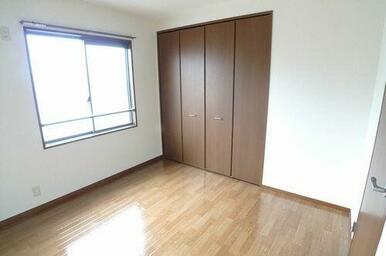 【５．５帖の洋室】北側なので寝室にぴったり。ゆっくり寝られそうです…