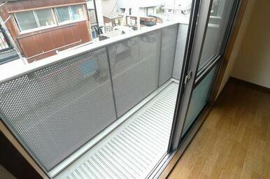 【バルコニー】２階には洗濯物を干したり布団を干したりできるバルコニーがあります。