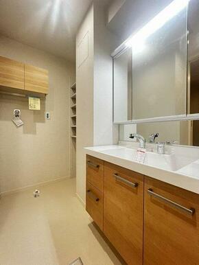 【脱衣場】洗濯機置き場上部には収納。