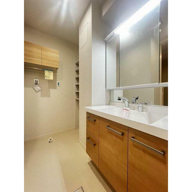 【脱衣場】洗濯機置き場上部には収納。