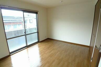 【７．４帖の洋室】２階の南向きです。