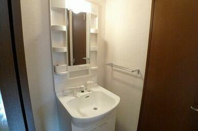 【サニタリー】洗髪洗面化粧台は、楽な姿勢でシャンプーをしたりハンドシャワーでお掃除も簡単です。