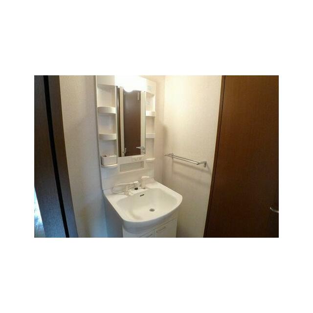 【サニタリー】洗髪洗面化粧台は、楽な姿勢でシャンプーをしたりハンドシャワーでお掃除も簡単です。