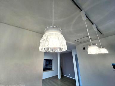 ダイニングのペンダントライトはＬＥＤで新品です。レールがあるのでダイニングテーブルの位置に合わせて微