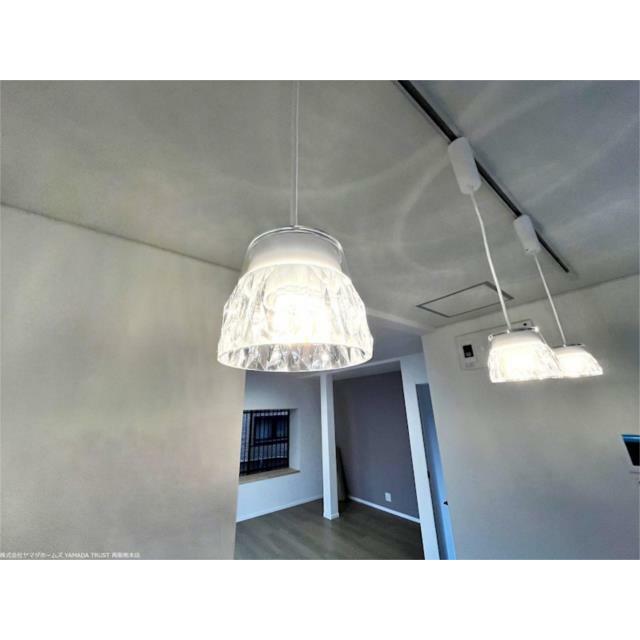 ダイニングのペンダントライトはＬＥＤで新品です。レールがあるのでダイニングテーブルの位置に合わせて微
