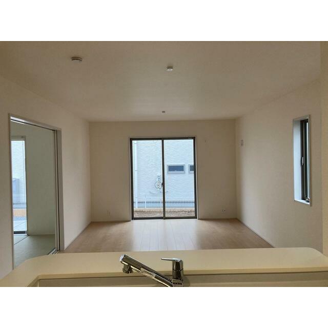 くつろぎスペースとしてはもとより、リビングに学習やテレワークのスペースを設けるご家庭も増えています（5号棟）