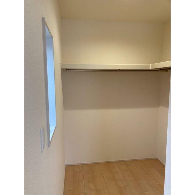 お洋服好きならコーディネートに悩むのも楽しみのひとつ（5号棟）