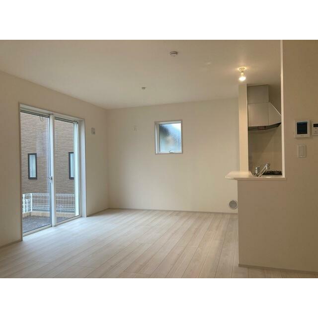 リビングはお気に入りのソファやクッションでくつろげる空間に（7号棟）