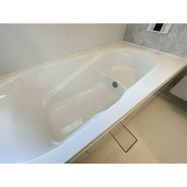 窓付きだから換気でカビ知らず！１坪の広々浴槽は、毎日のお掃除も足を伸ばしてラクに行えます。