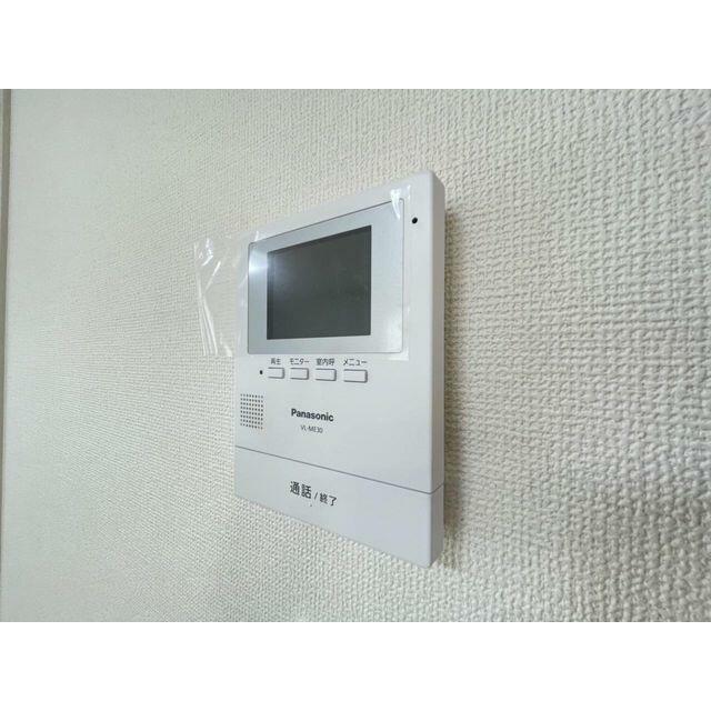 訪問者がひと目でわかるモニター付きインターホンを標準装備。お子さまのお留守番にも安心です！