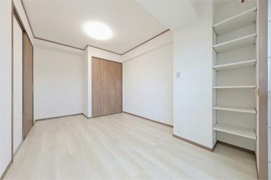 明るいフローリングと白壁で統一された居室は、お好みの家具を配置しやすいシンプルな空間です。収納も充実