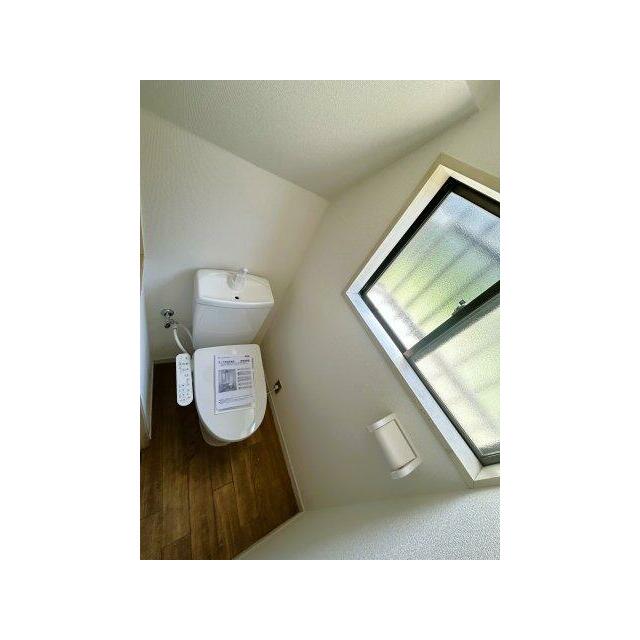 明るいトイレ空間で、清潔感と使いやすさを両立しています。