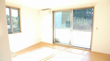 ☆13.5帖と広々。角部屋2面採光明るい部屋です。♪