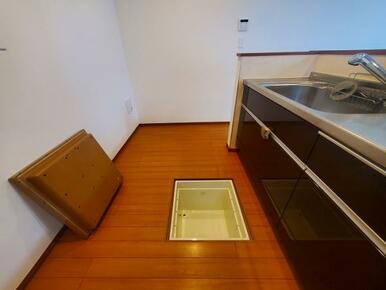キッチンには床下点検口付