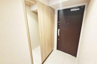 玄関：姿見付きの下駄箱を新調済み。