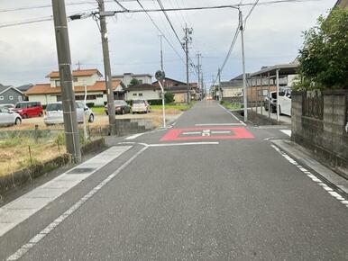 前面道路は広々しており、駐車も苦になりません。