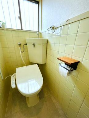 環境にやさしい選択。ウォシュレットトイレは水の無駄を減らし、トイレットペーパーの使用を削減
