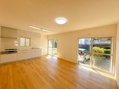 「LDK」大きな窓で日当たり良好です