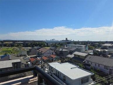 バルコニーからの眺望。遠くに名古屋駅が望めます。