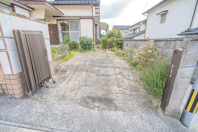 玄関のすぐ側まで、車を乗り入れることができます