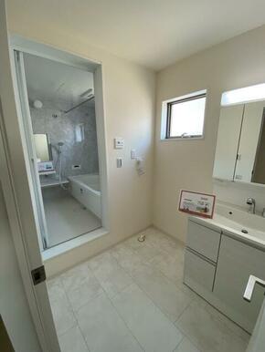 一日の始まりは洗面所から。さぁ顔を洗って気合を入れよう（1号棟）