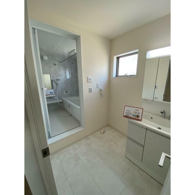 一日の始まりは洗面所から。さぁ顔を洗って気合を入れよう（1号棟）