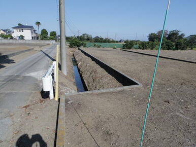 北西側市道側に水路があります。