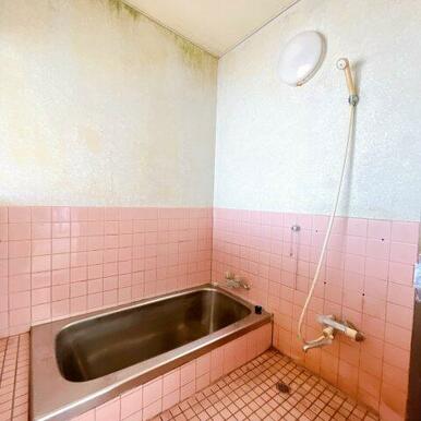 ピンクで温かい雰囲気がある浴室！