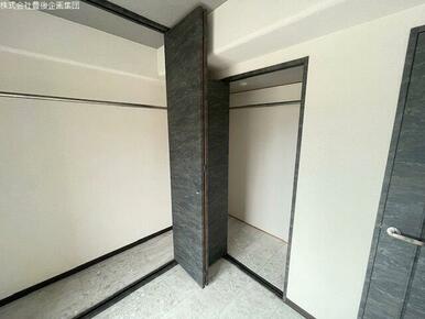 収納たっぷりの洋室！