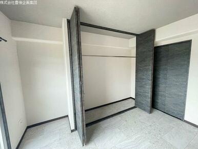 収納たっぷりの洋室！