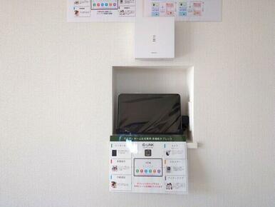 インターホン代わりになる多機能タブレット付き