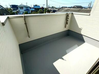 ４号棟　バルコニー 洗濯物がたっぷり干せるバルコニー