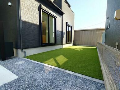 ２号棟　庭 人工芝施工済み