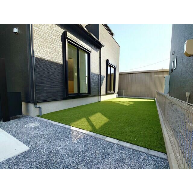 ２号棟　庭 人工芝施工済み