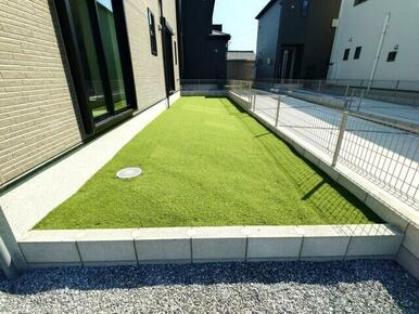 １号棟　庭 人工芝施工済み