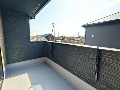 ２号棟　バルコニー 洗濯物がたっぷり干せるバルコニー