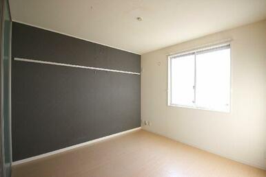 洋室は濃いグレー色のアクセントクロスが印象的！絵画やポスター等が掛けられるピクチャーレールも設置さ…