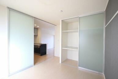 半透明の天井高スクリーンが使われています。透けないデザインで軽量の為、開閉も楽々です。