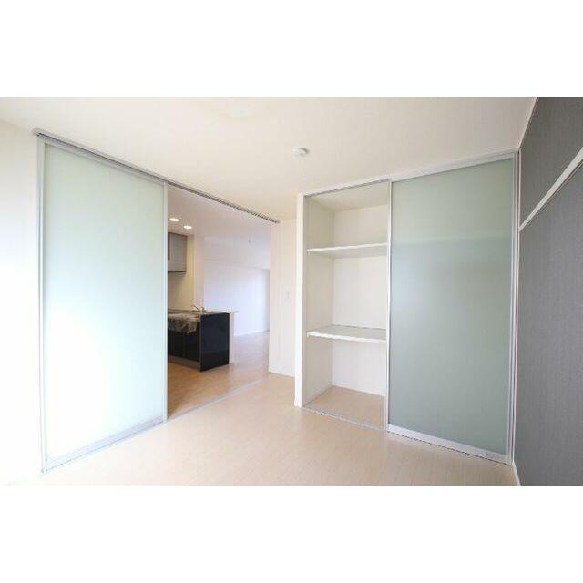 半透明の天井高スクリーンが使われています。透けないデザインで軽量の為、開閉も楽々です。