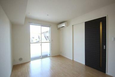 １１．１帖のＬＤＫ。エアコン１台付のメインのお部屋です。南向きの大きな窓がございます。