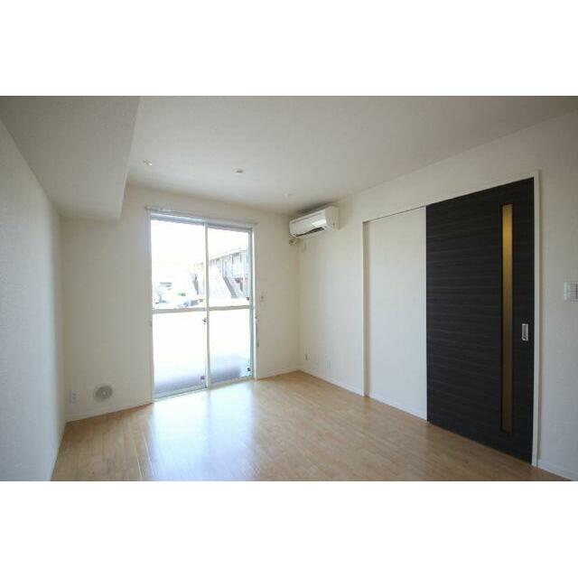 １１．１帖のＬＤＫ。エアコン１台付のメインのお部屋です。南向きの大きな窓がございます。