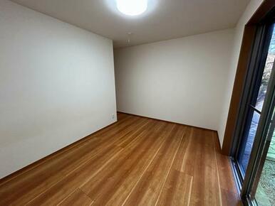 1F 南側洋室　約７帖(2)