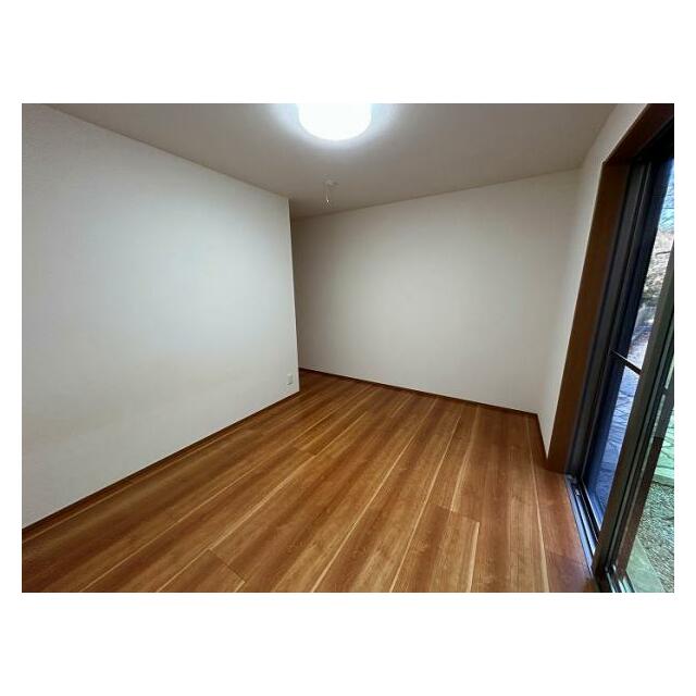 1F 南側洋室　約７帖(2)