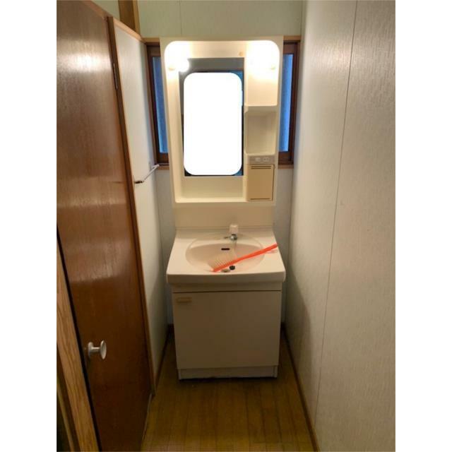 独立タイプの洗面化粧台があります