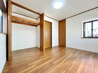 「2階北側洋室約6帖」クローゼットが二つございます