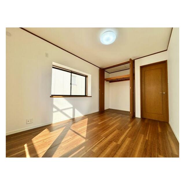 「2階南側洋室約6帖」クローゼットがございます