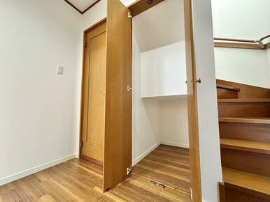 「1階廊下」収納がございます