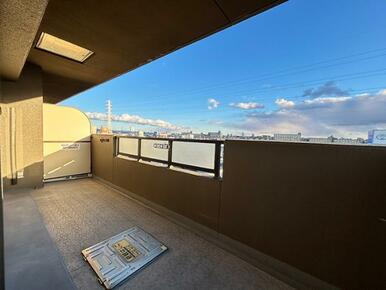 「バルコニー」LDKと南西洋室に有、二面バルコニーの物件です。