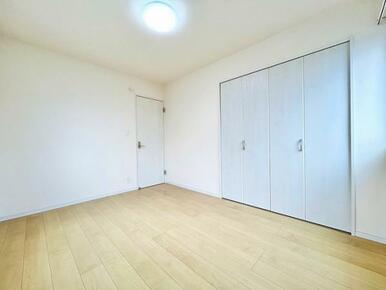 「東側の洋室」約6帖の洋室でございます