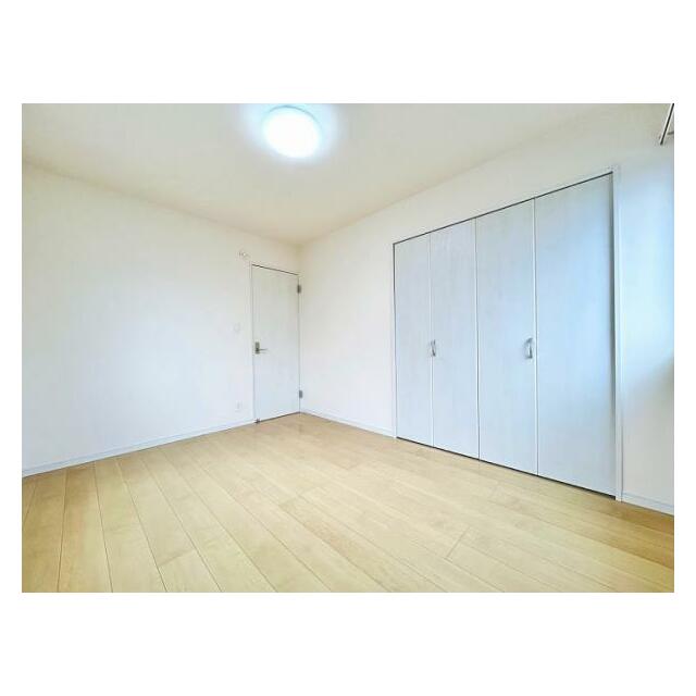 「東側の洋室」約6帖の洋室でございます